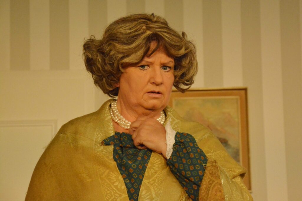 Szenenfoto 10 aus „Miss Marple – Ein Mord wird angekündigt.“ auf der Ruhrbühne Witten