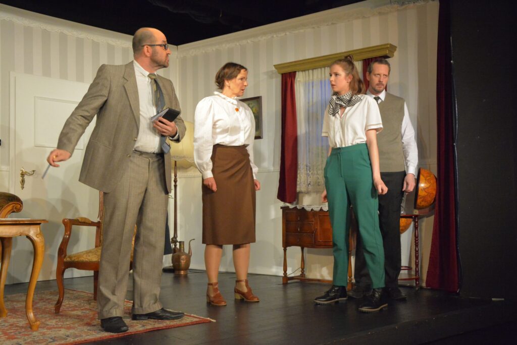 Szenenfoto 4 aus „Miss Marple – Ein Mord wird angekündigt.“ auf der Ruhrbühne Witten