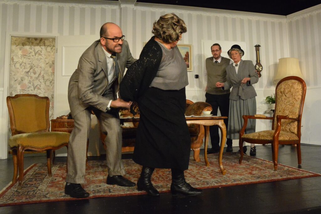Szenenfoto 3 aus „Miss Marple – Ein Mord wird angekündigt.“ auf der Ruhrbühne Witten