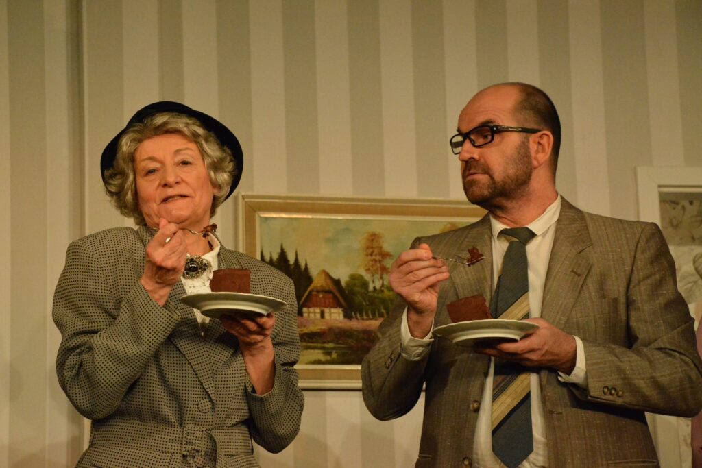 Szenenfoto 1 aus „Miss Marple – Ein Mord wird angekündigt.“ auf der Ruhrbühne Witten