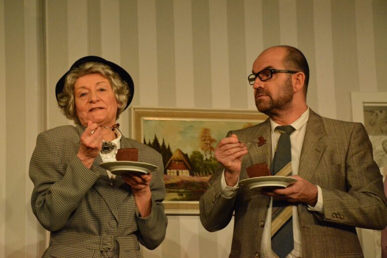 Szenenfoto 1 aus „Miss Marple – Ein Mord wird angekündigt.“ auf der Ruhrbühne Witten