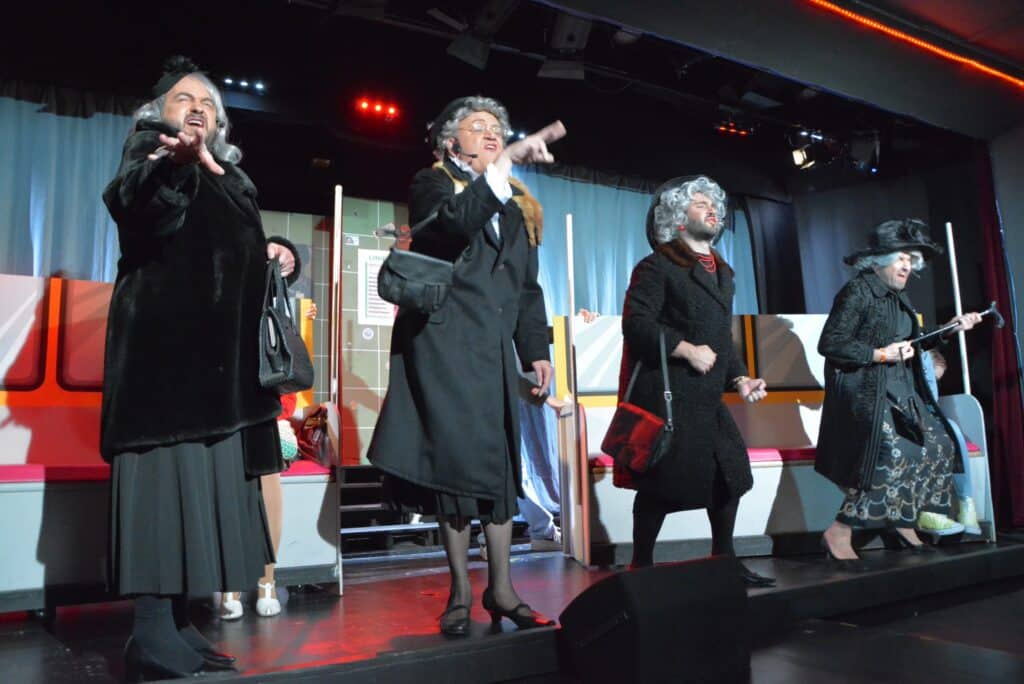 Schauspielerinnen und Schauspieler in historischen Kostümen bei einer Theateraufführung am Ruhrbühne Witten