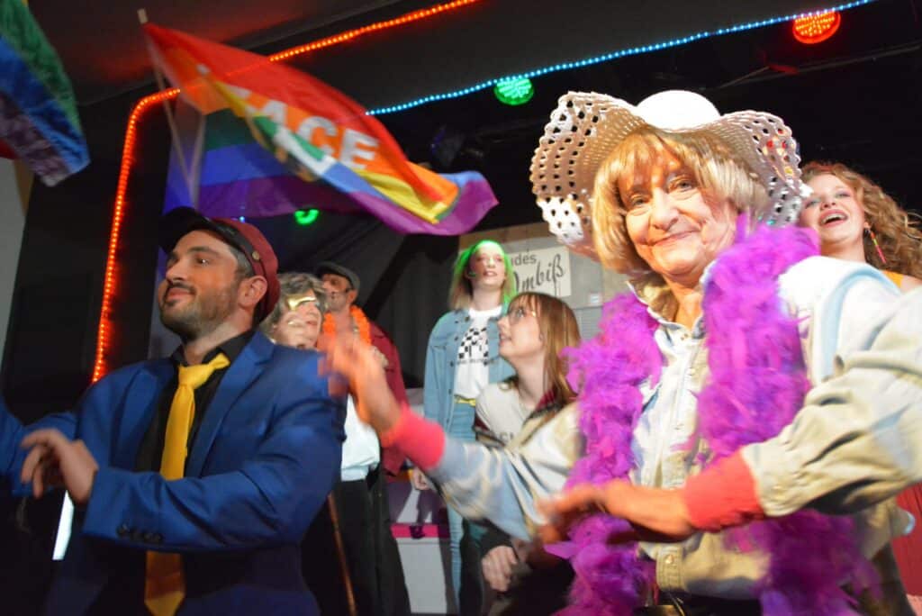 Bunte Theatergruppe mit Kostümen und Lichterketten bei Ruhrbühne Witten